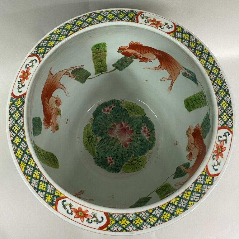 CHINE, XXe siècle - Vasque à poissons en céramique émaillée polychrome sur fond…