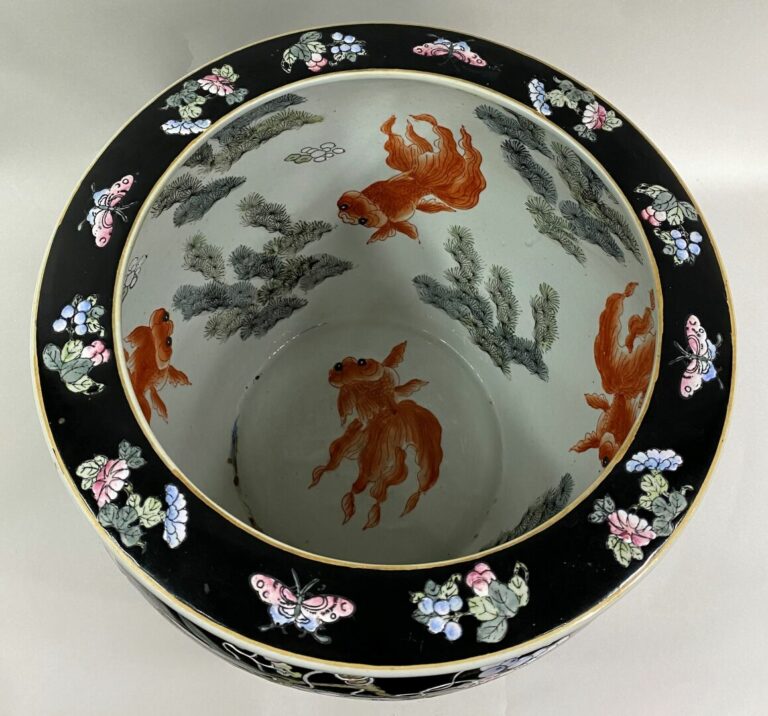 CHINE, XXe siècle - Vasque à poissons en porcelaine émaillée sur fond noir à dé…