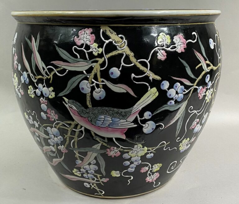 CHINE, XXe siècle - Vasque à poissons en porcelaine émaillée sur fond noir à dé…