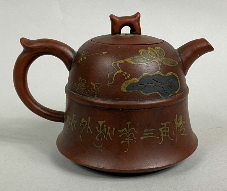 CHINE, XXe - Théière en grès à décor peint de lotus et poèmes - Marque au desso…