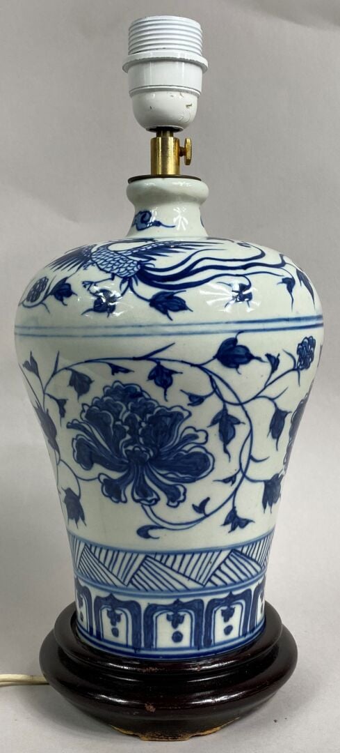 CHINE, XXe - Vase de forme meiping en porcelaine à décor bleu blanc de registre…