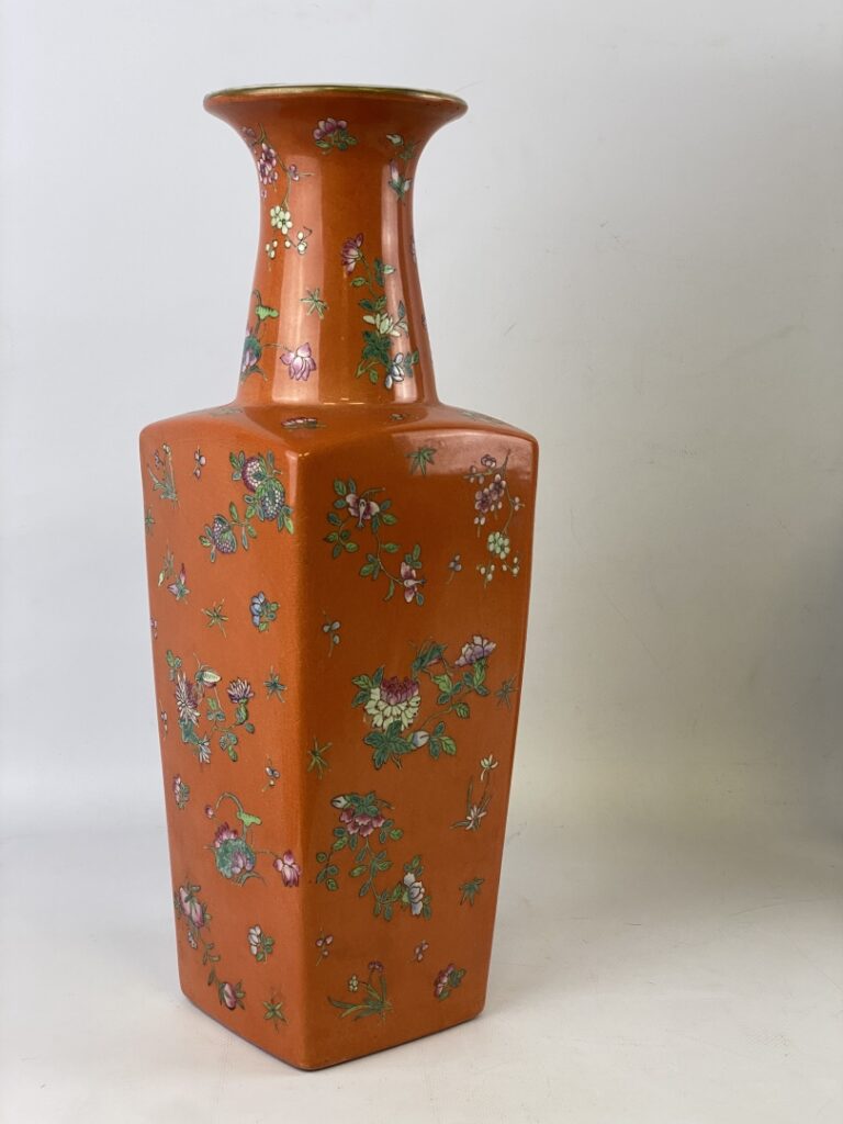 CHINE, XXe - Vase quadrangulaire à long col légèrement évasé en porcelaine émai…