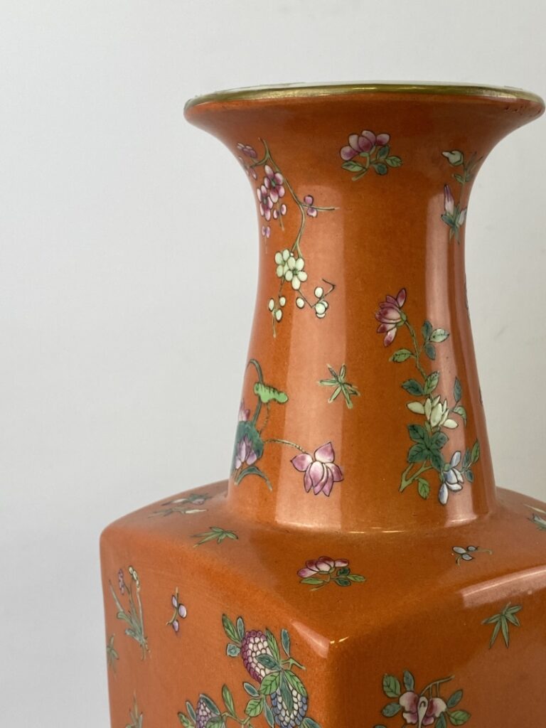 CHINE, XXe - Vase quadrangulaire à long col légèrement évasé en porcelaine émai…