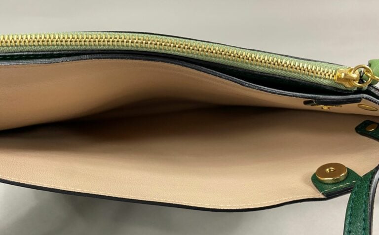 CHLOE - Sac pouvant former pochette en cuir souple deux tons de vert, une poche…