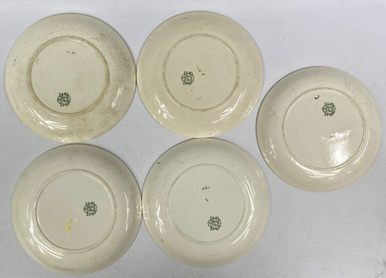 CHOISY-LE-ROI - Suite de cinq assiettes à dessert en faïence à décor imprimé de…