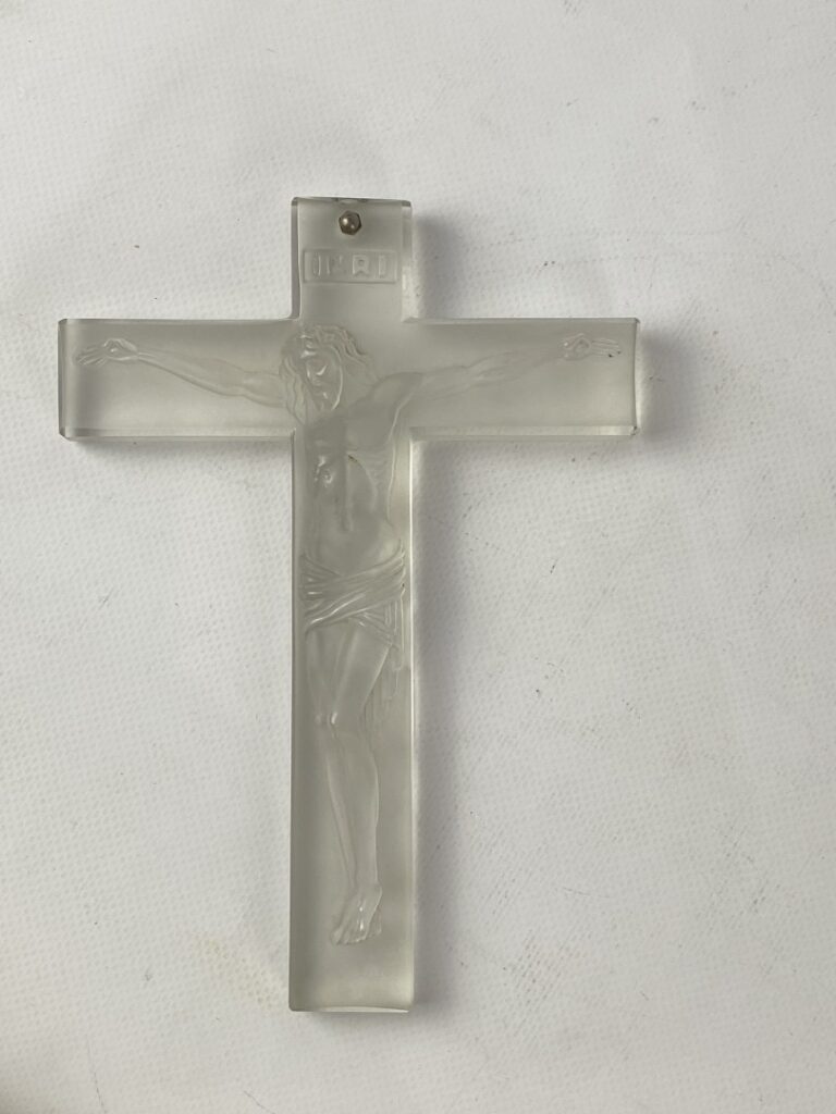Christ en croix en cristal moulé pressé dans le goût de Lalique - 20 x 14 cm