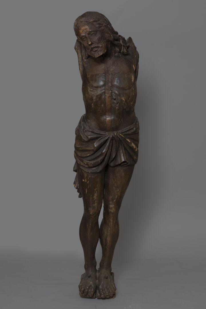Christ vivant en bois sculpté et monochromé brun ; tête penchée sur l'épaule dr…