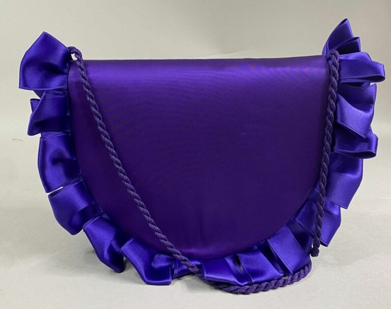 Christian DIOR Boutique - Sac du soir de forme demi-lune en satin violet, ferme…