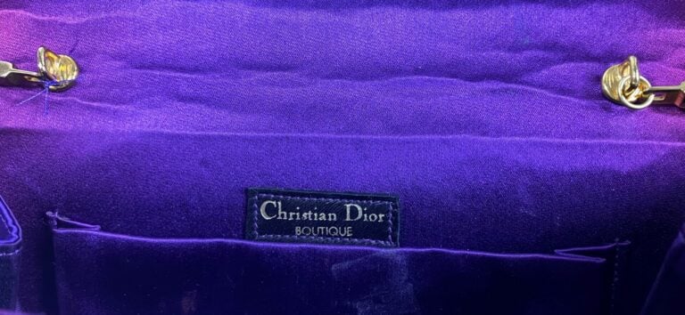 Christian DIOR Boutique - Sac du soir de forme demi-lune en satin violet, ferme…