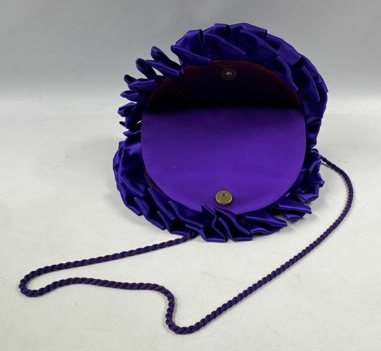 Christian DIOR Boutique - Sac du soir de forme demi-lune en satin violet, ferme…