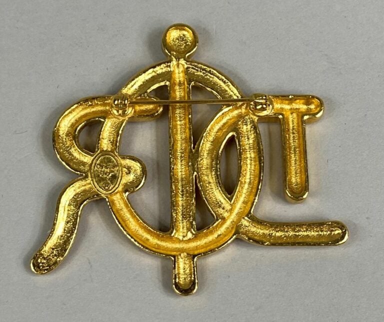 Christian DIOR - Grande broche "DIOR" en métal doré à motif de cordage, avec in…