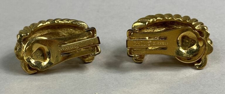Christian DIOR - Paire de clips d'oreilles en métal doré à motif godronné - Sig…