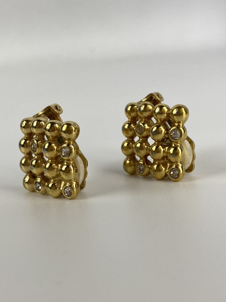 Christian DIOR - Paire de clips d'oreilles en métal doré de forme losangique po…