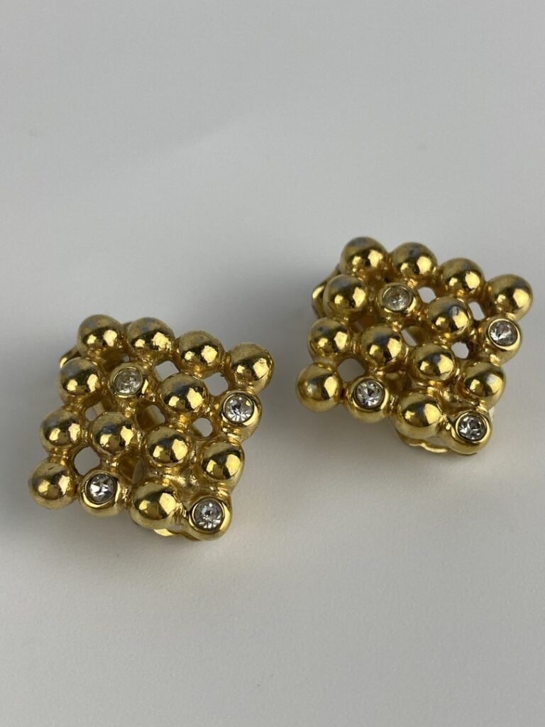 Christian DIOR - Paire de clips d'oreilles en métal doré de forme losangique po…