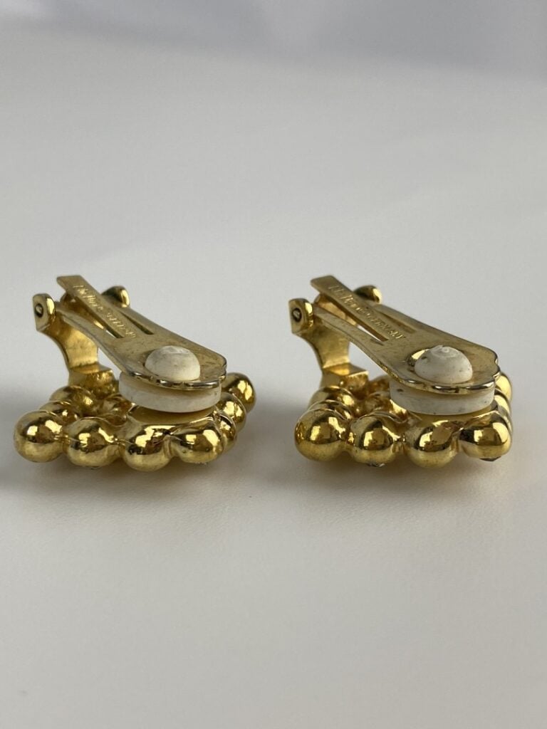 Christian DIOR - Paire de clips d'oreilles en métal doré de forme losangique po…