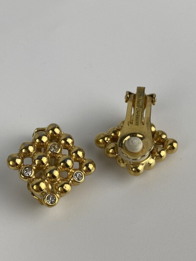 Christian DIOR - Paire de clips d'oreilles en métal doré de forme losangique po…
