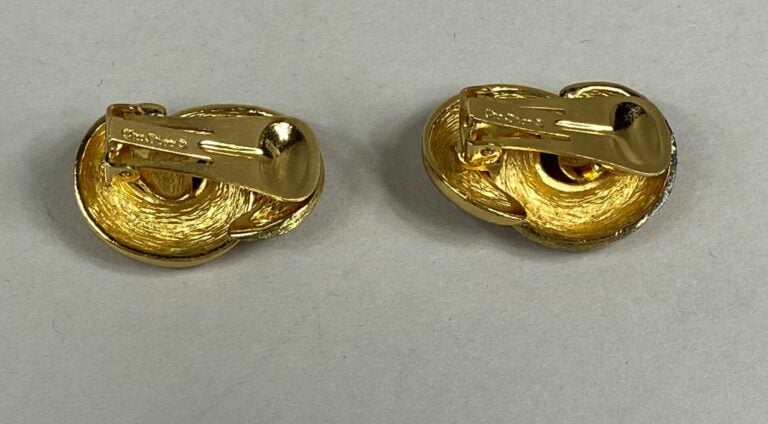 Christian DIOR - Paire de clips d'oreilles en métal doré ornés de deux motifs e…