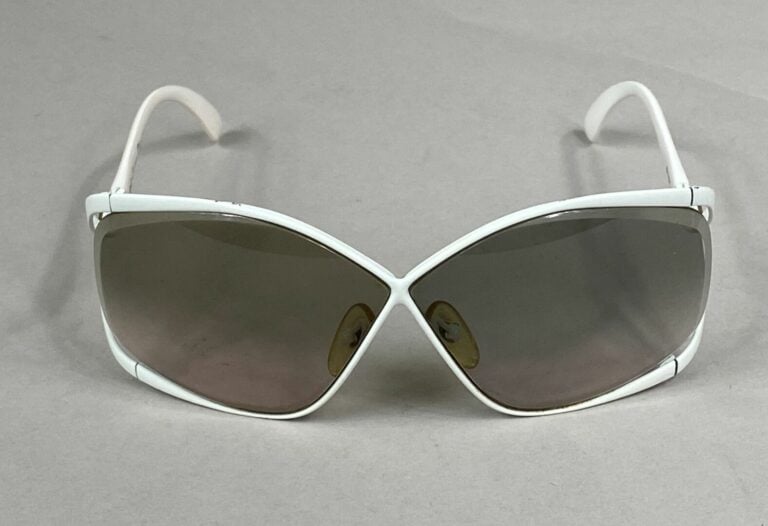 Christian DIOR - Paire de lunettes vintage, monture blanche siglée "CD"