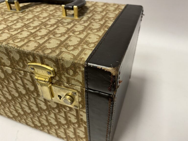 Christian Dior vanity case vintage en toile monogrammée et cuir marron chocolat…