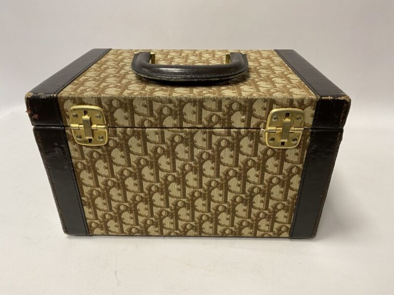Christian Dior vanity case vintage en toile monogrammée et cuir marron chocolat…