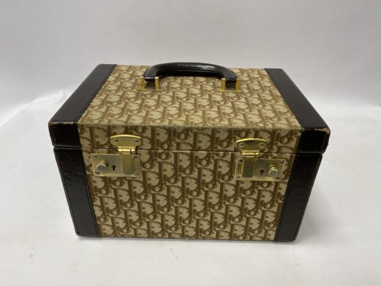 Christian Dior vanity case vintage en toile monogrammée et cuir marron chocolat…