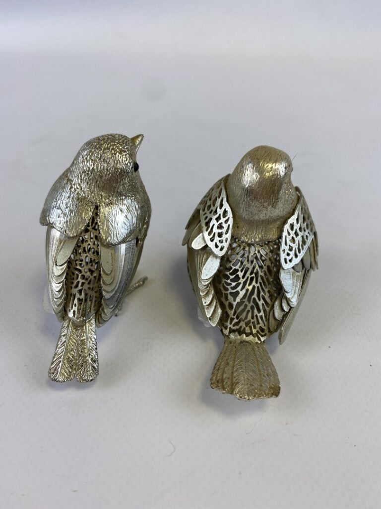 CHRISTOFLE. - Deux oiseaux en métal argenté à décor ajouré. L'un se tenant sur…