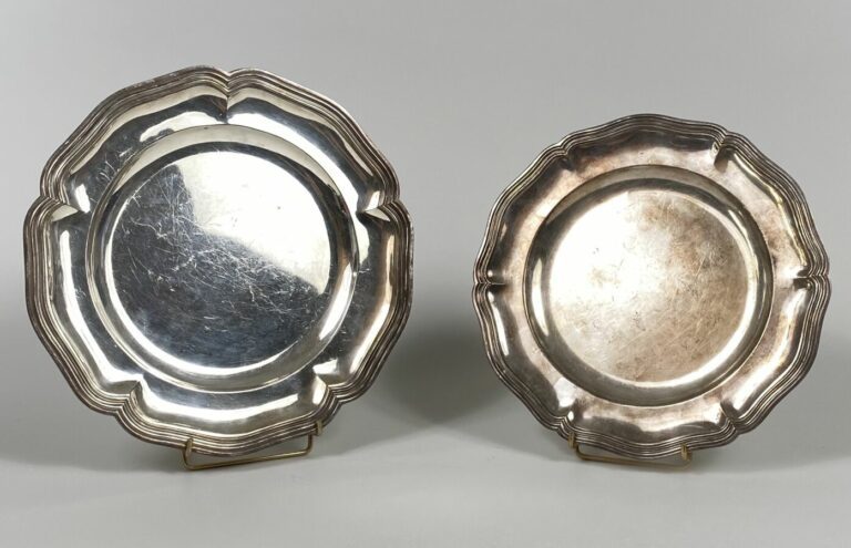 CHRISTOFLE - Deux plats en métal argenté contours à filets forts. - 27 et 30 cm…