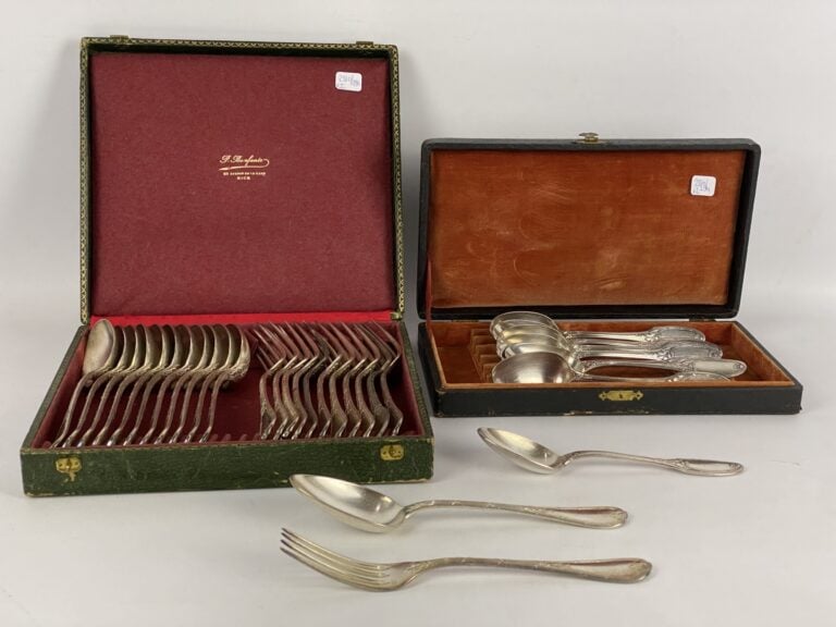CHRISTOFLE - Douze couverts en métal argenté modèle filet rubané, dans un coffr…