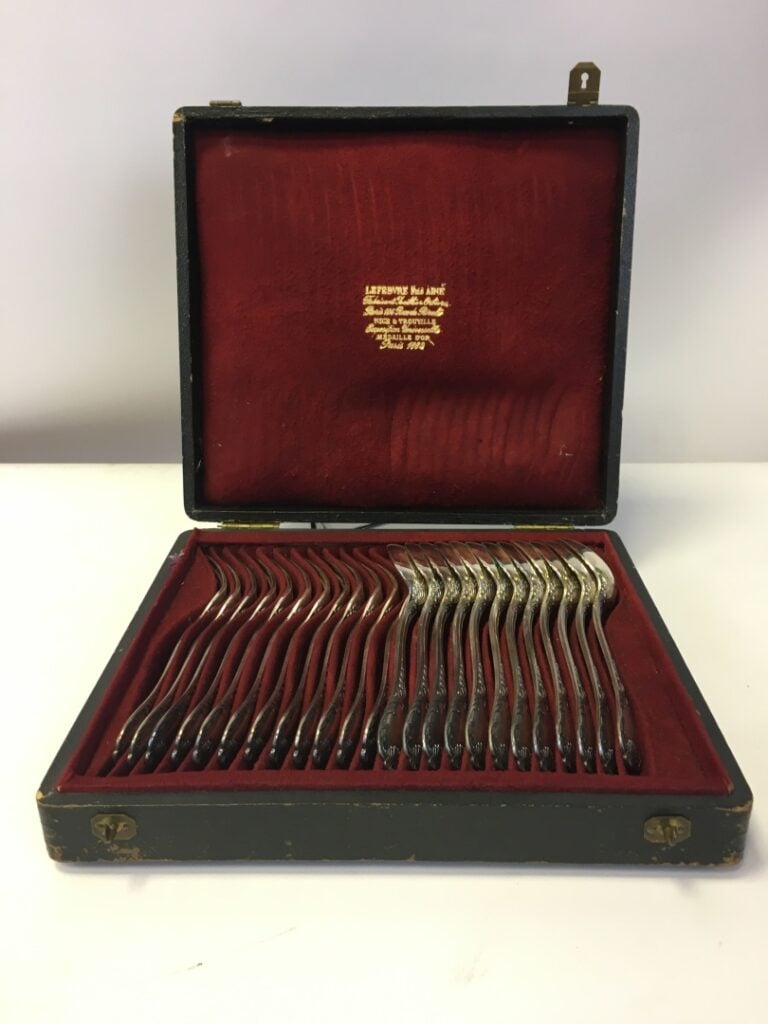CHRISTOFLE. - Douze fourchettes et douze cuillères de table, dans un coffret à…