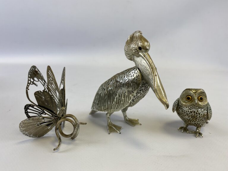 CHRISTOFLE - Ensemble de trois sujets en métal argenté comprenant un pelican, u…