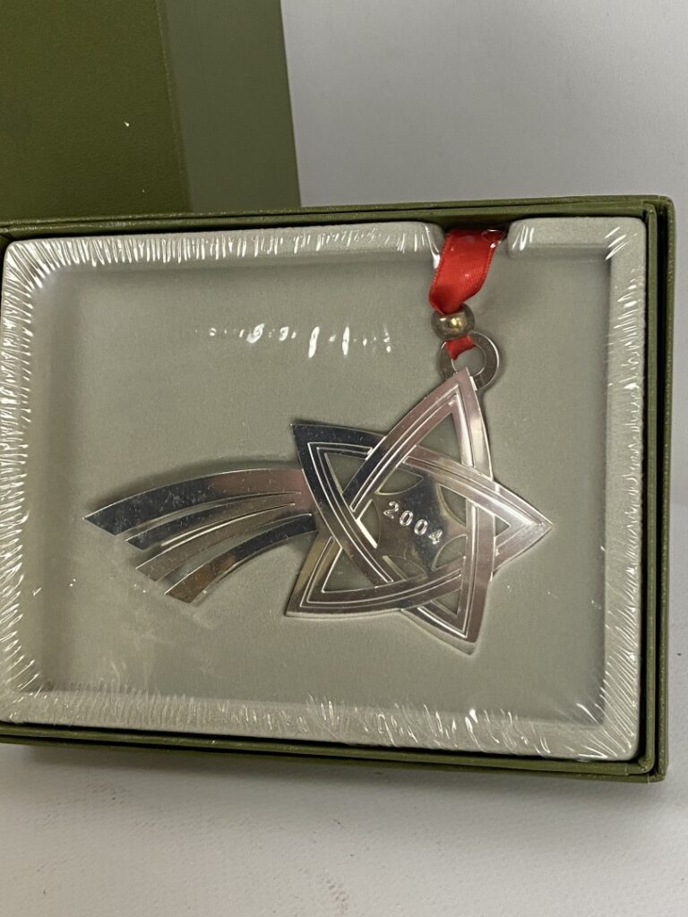 CHRISTOFLE - Marque-page en forme d'étoile "2004" en métal argenté - Avec boîte…