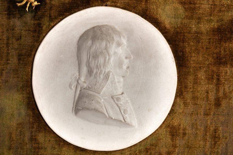 Cinq médaillons en plâtre représentant des portraits de membres de la famille B…