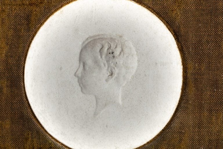 Cinq médaillons en plâtre représentant des portraits de membres de la famille B…