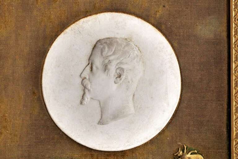 Cinq médaillons en plâtre représentant des portraits de membres de la famille B…