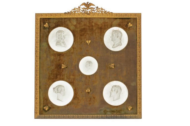 Cinq médaillons en plâtre représentant des portraits de membres de la famille B…
