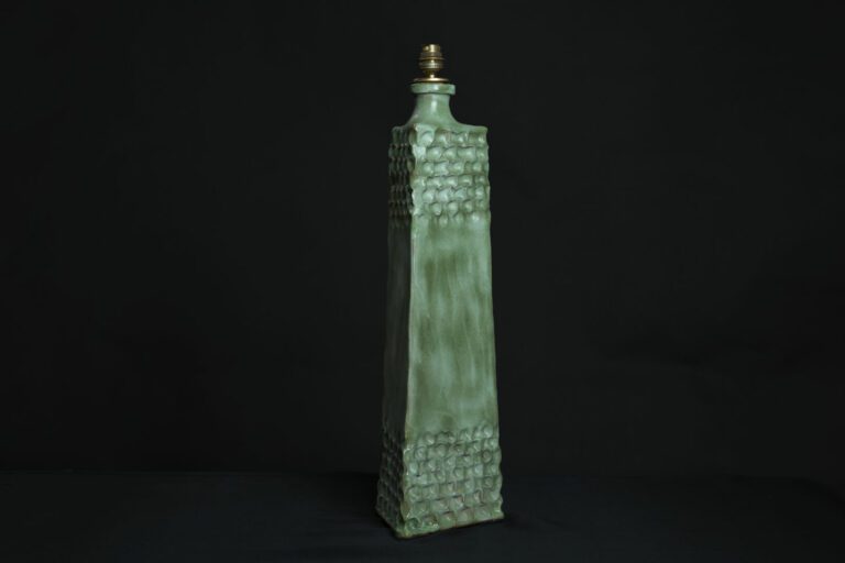 Claude BARNOIN (XXe siècle) - Vase monté en lampe à corps triangulaire en terre…