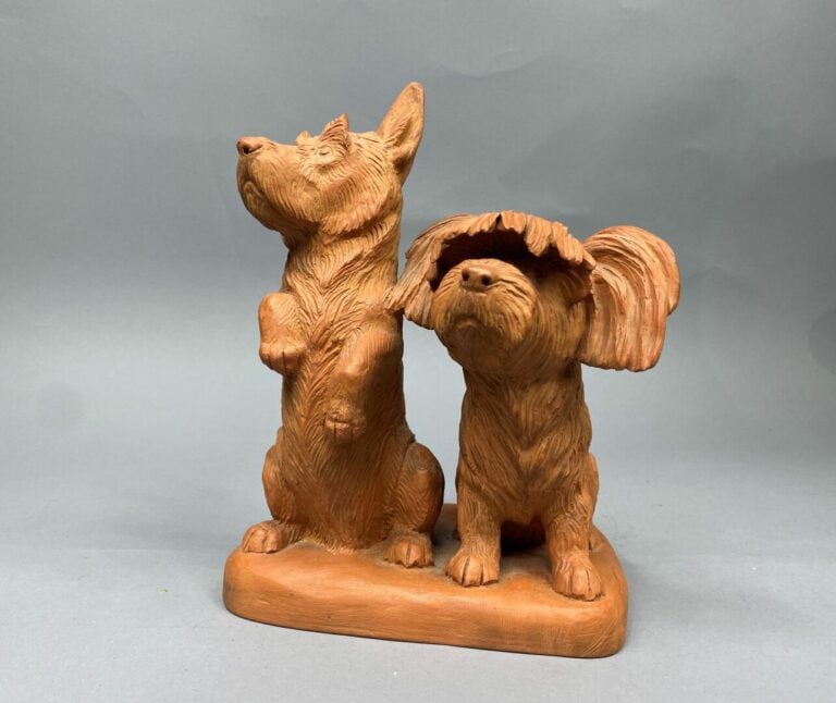CLEM (1982) - Groupe en terre cuite sculptée représentant deux chiens assis - S…