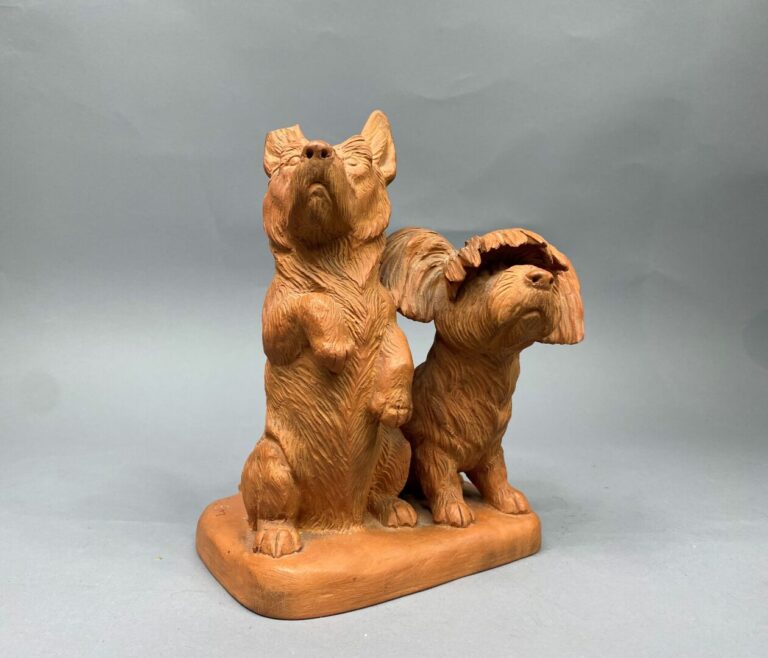 CLEM (1982) - Groupe en terre cuite sculptée représentant deux chiens assis - S…