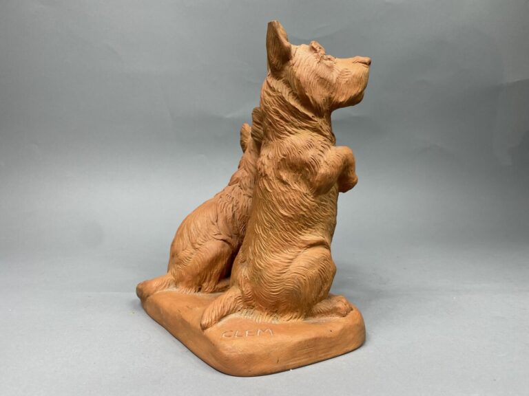CLEM (1982) - Groupe en terre cuite sculptée représentant deux chiens assis - S…