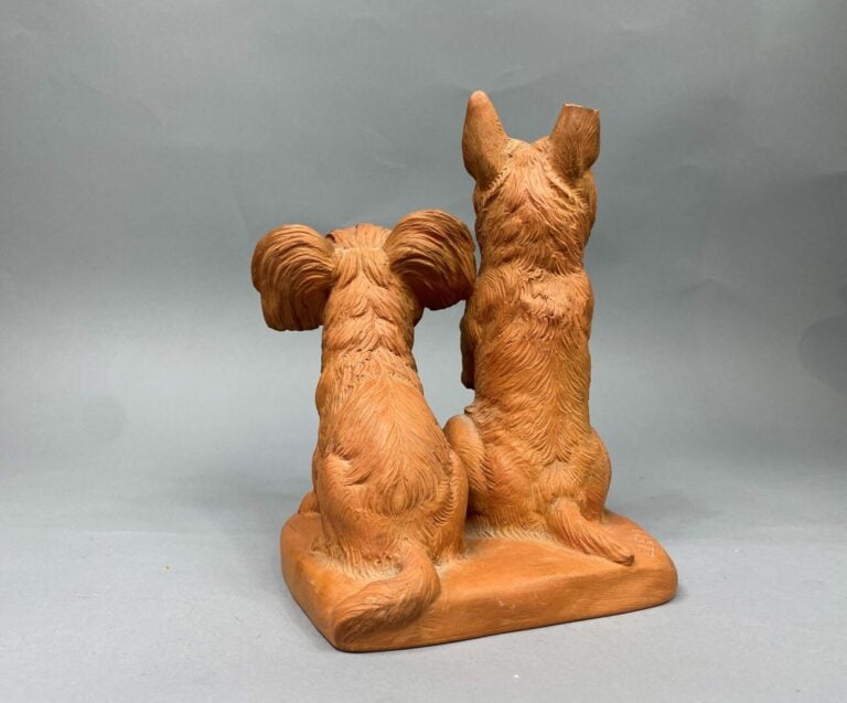 CLEM (1982) - Groupe en terre cuite sculptée représentant deux chiens assis - S…