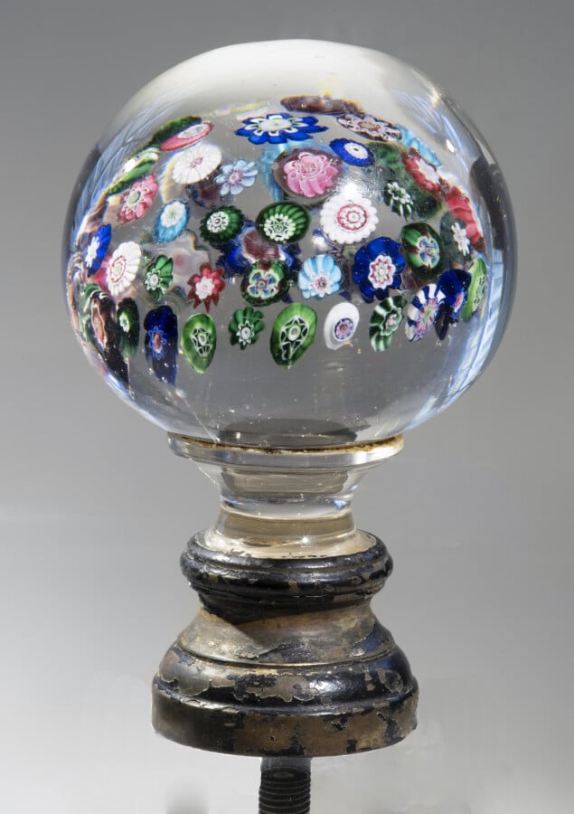 Clichy.Boule de rampe d'escalier orné de quatre cercles concentriques de bonbon…