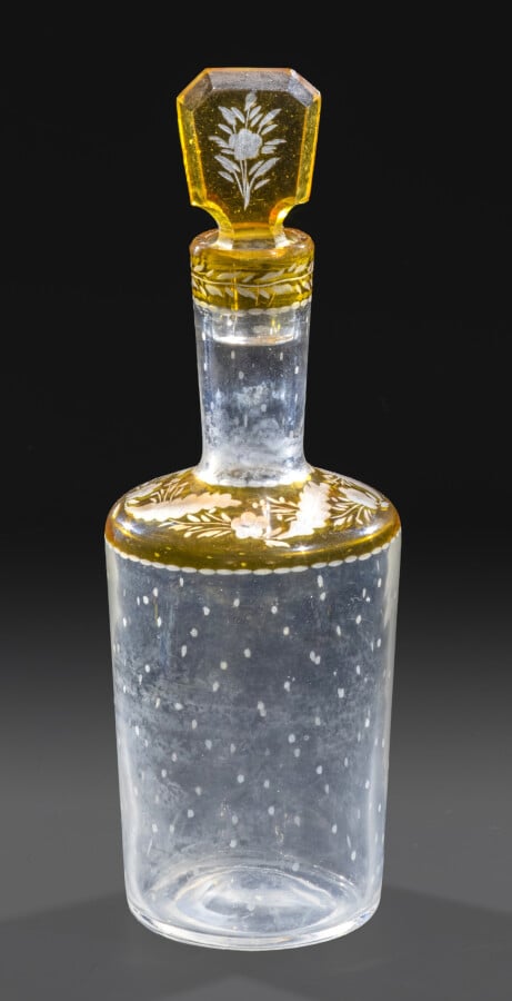 Clichy.Flacon cylindrique en cristal à col et épaulement doublé ambre gravé de…