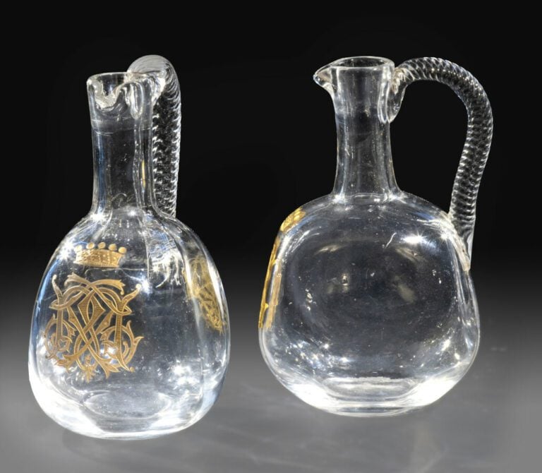 Clichy.Paire de buires à anses torsadées en cristal gravé et doré d'un monogram…