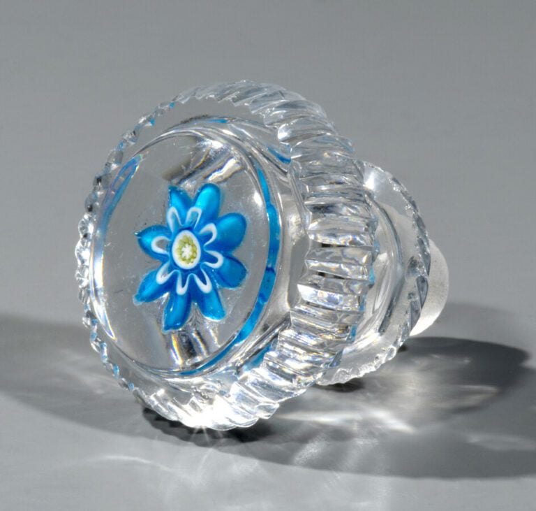 Clichy.Poignée de tiroir en cristal taillé à crantage, orné d'un bonbon turquoi…