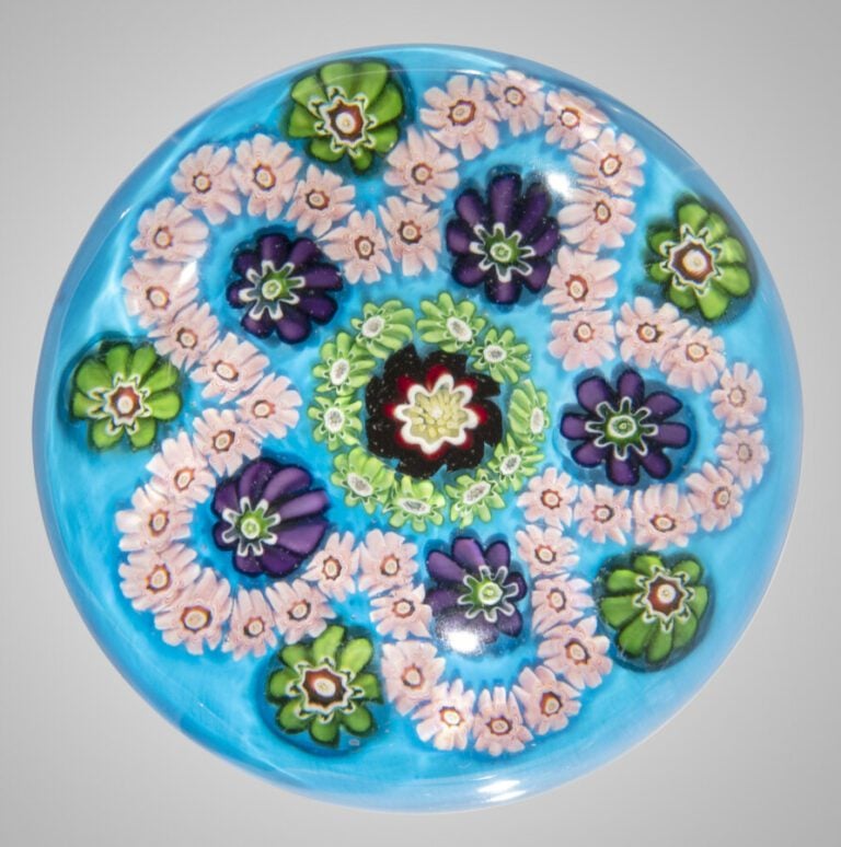 Clichy.Presse-papiers à fond turquoise orné d'une guirlande de bonbons roses co…