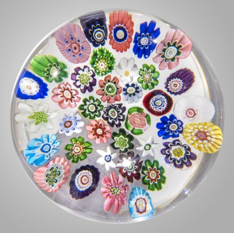 Clichy.Presse-papiers à motif de trente-cinq bonbons polychromes et étoiles, un…