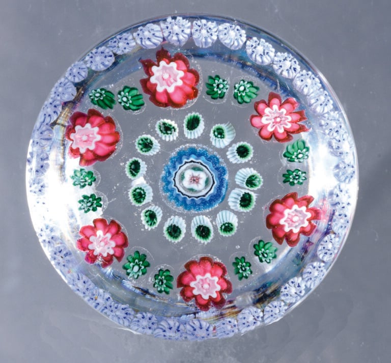 Clichy. Presse-papiers à motif de trois cercles concentriques, en périphérie bo…