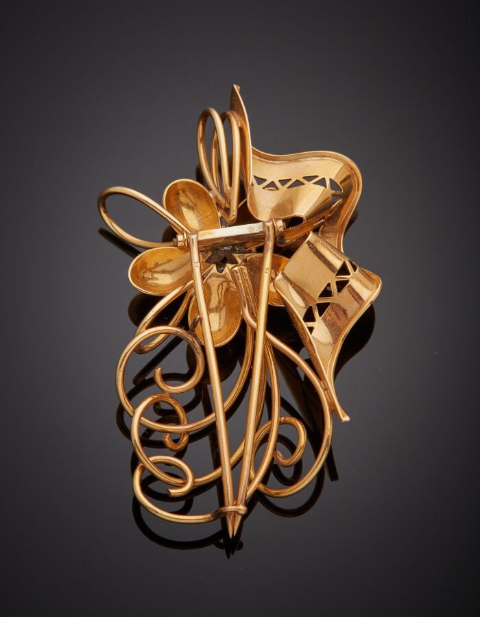 CLIPS de REVERS "fleur et volutes" en platine (950‰) et or jaune (750‰) ajouré,…