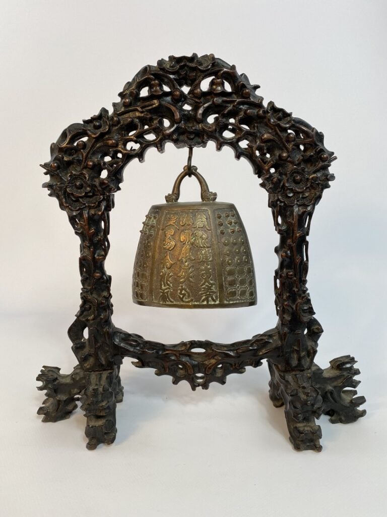 CLOCHE DE TEMPLE ET SON SUPPORT EN BOIS SCULPTE - Chine, - Cloche en bronze por…