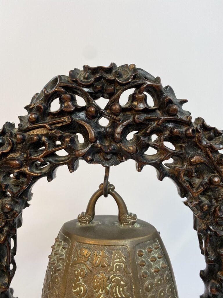 CLOCHE DE TEMPLE ET SON SUPPORT EN BOIS SCULPTE - Chine, - Cloche en bronze por…